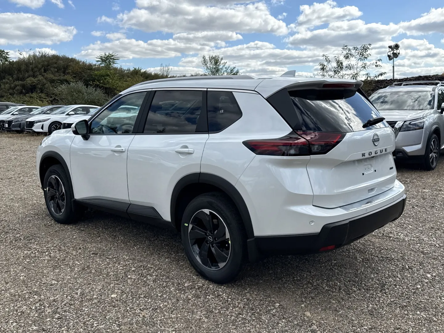 Everest White Pearl Nissan Rogue